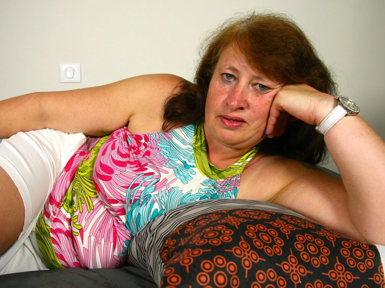 Amateur mature lady squirting and peeing