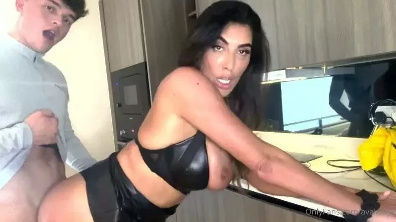 Ava Koxxx – Hotel Hookup With Young Tinder Date (2025)