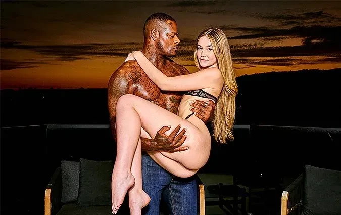 BlackedRaw – Della Cate – Innocent Looking Cutie Has Secret BBC Hook-Up