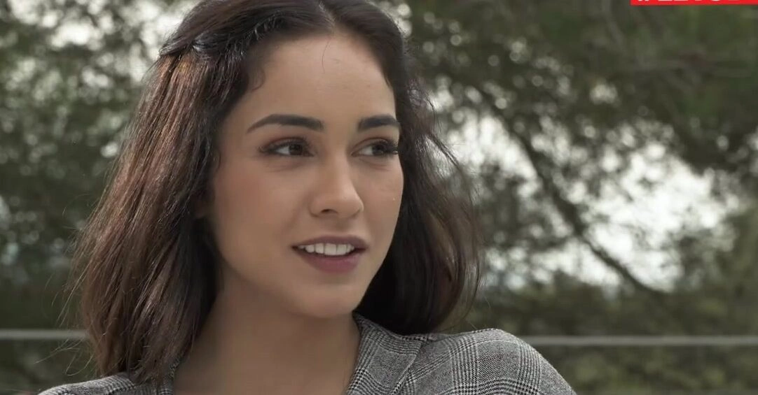 Ginebra Bellucci gets anal gaped by the pool