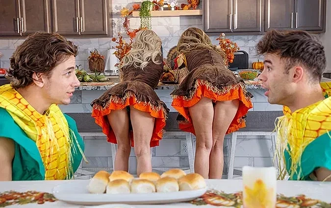 [MomSwapped] Gigi Dior, Kathryn Mae (Mom Pussy Makes A Perfect Thanksgiving)