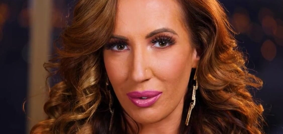 Richelle Ryan is a Hot Mom Milf that needs Money in Naughty America