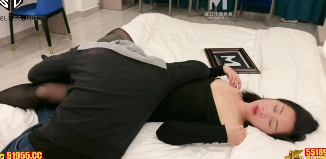 Skinny Asian wife with hot pantyhose teasing the big dick to fuck her wet pussy