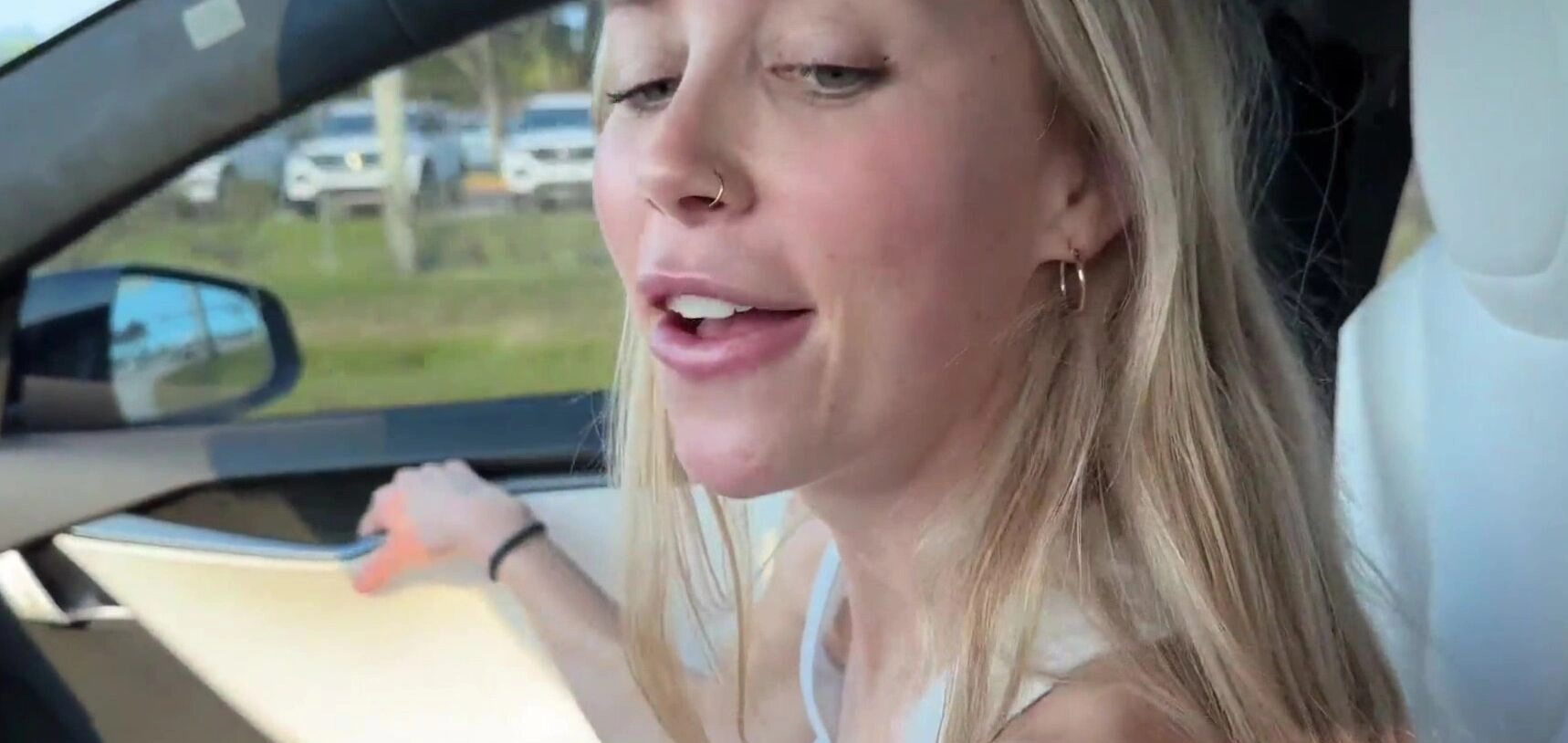 Slim Body Super Hot Blonde Pays Driver Another Way
